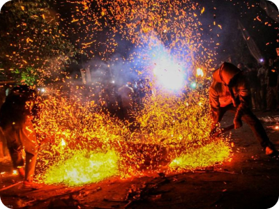 gambar tradisi perang obor jepara